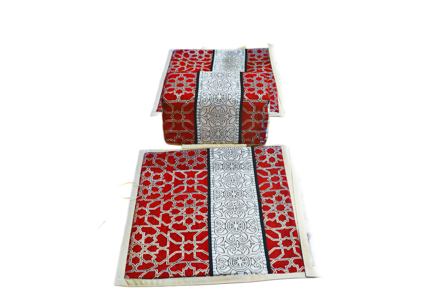 جلسة مع تكاية حمراء