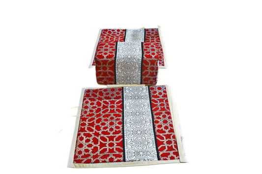 جلسة مع تكاية حمراء